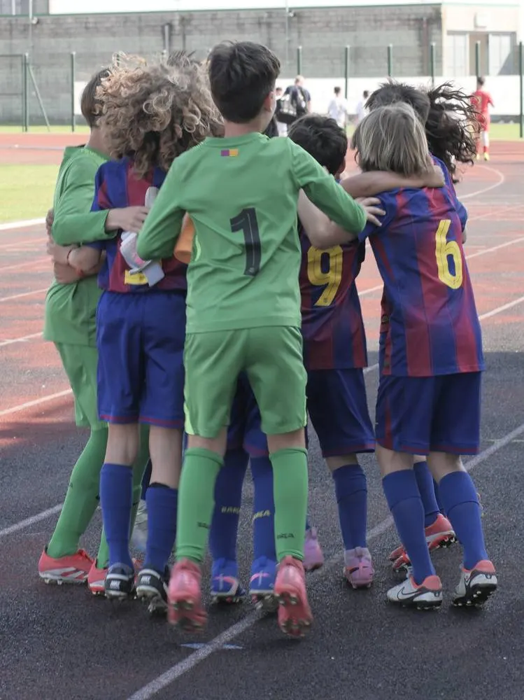 Giovani calciatori abbracciati a bordo campo