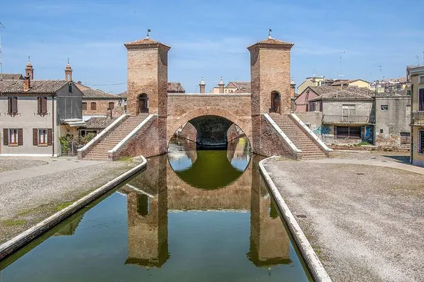 I Trepponti di Comacchio riflessi nel canale