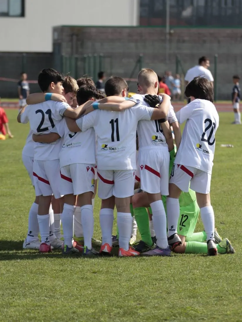 Squadra riunita in cerchio prima della partita