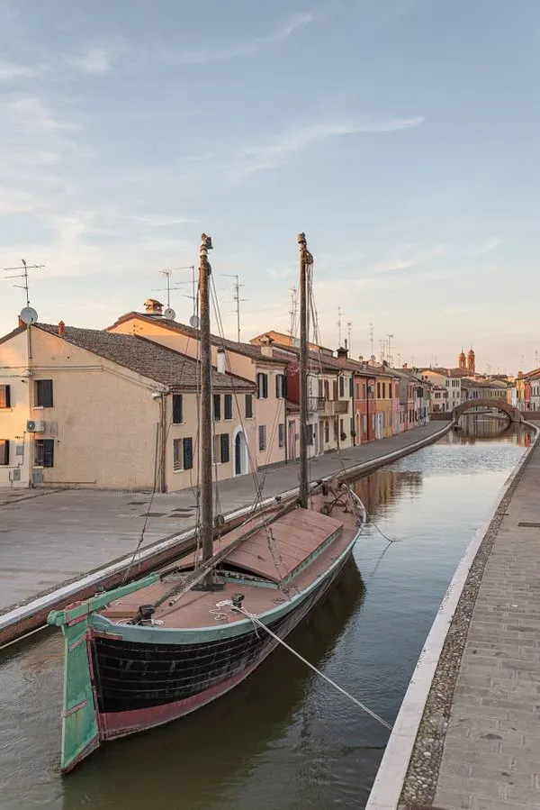 Barca tradizionale su un canale di Comacchio