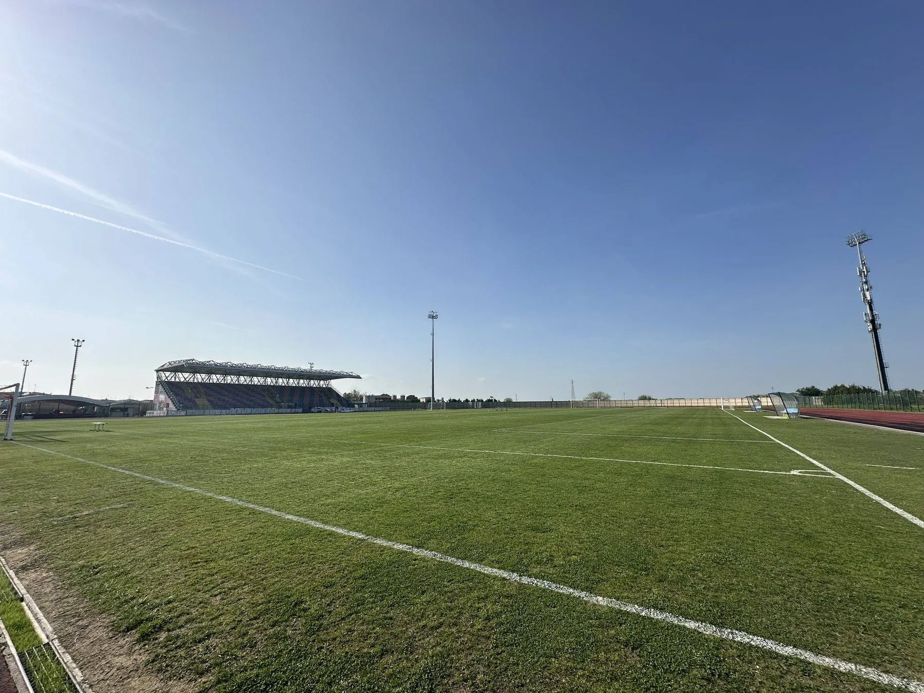 Il campo e la tribuna dello Stadio Raibosola